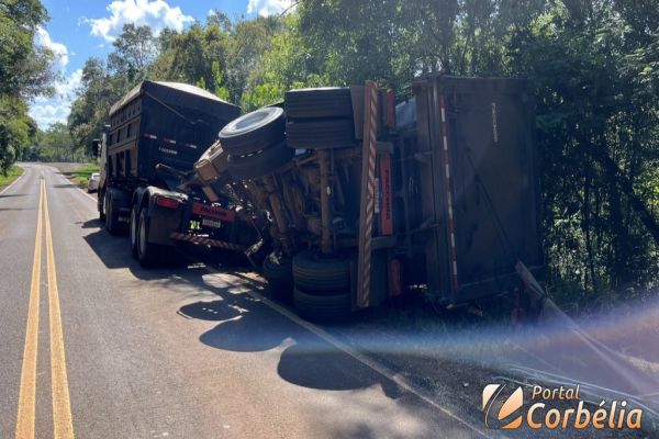 Acidente com Carreta Bitrem na Rodovia PR-573