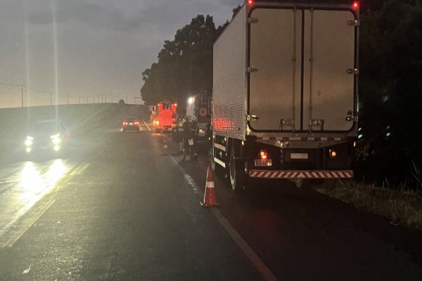 Caminhão perde controle e atinge caminhoneta na BR-369 em Corbélia