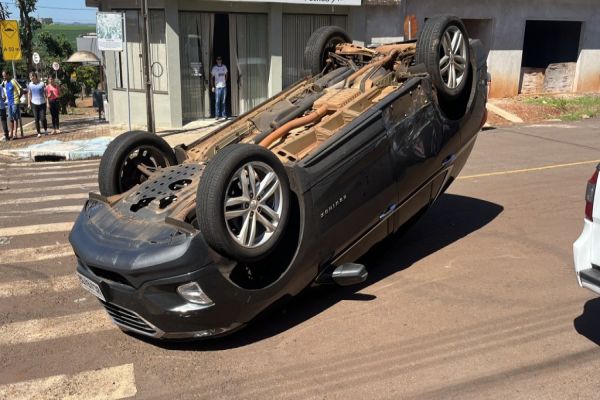 Veículo capota após colisão na Avenida Santa Catarina em Corbélia