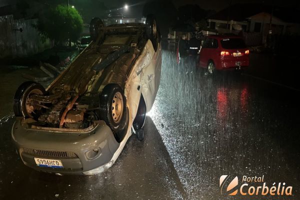 Fiorino capota após colisão na Avenida São Paulo em Corbélia