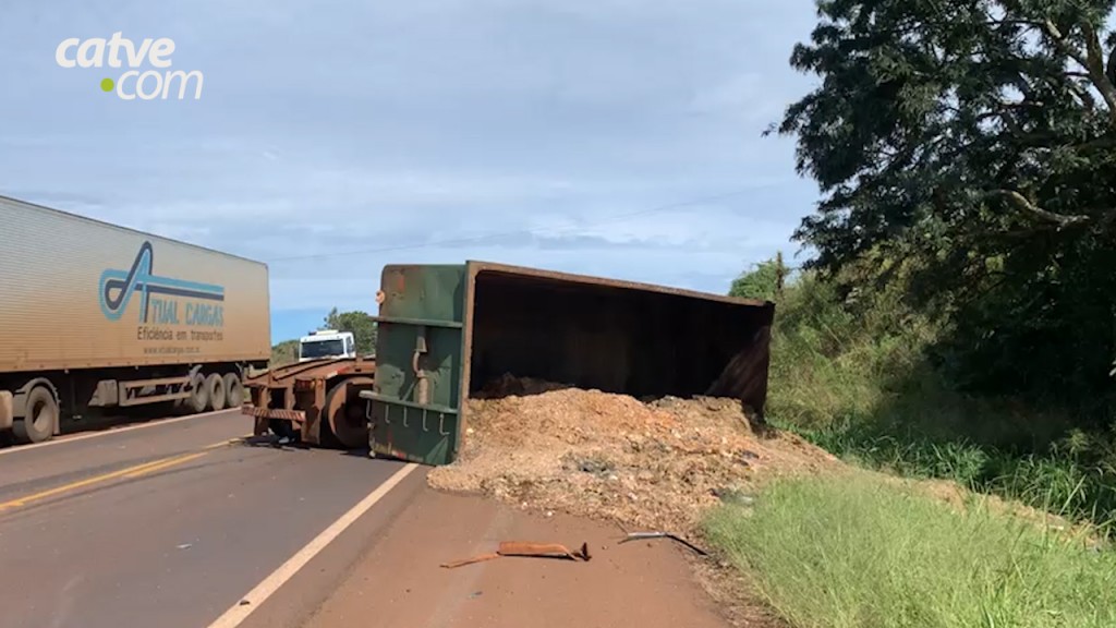 Motorista fica gravemente ferido após ser atingido por caçamba de caminhão na BR 369 em Cascavel