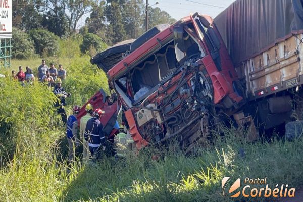 Homem morre após colisão frontal entre caminhões em Cascavel