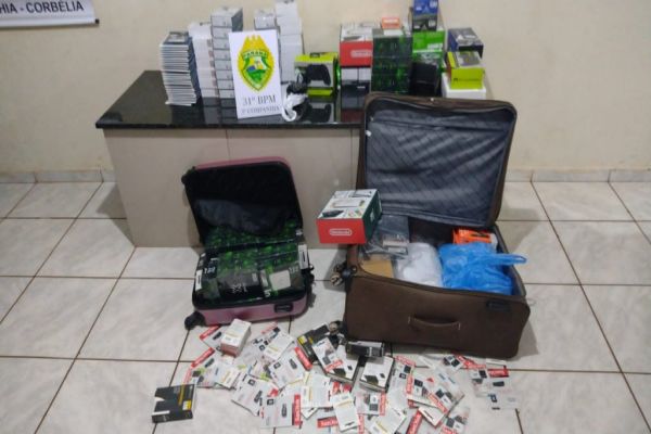 Polícia Militar realiza apreensão de produtos Eletronicos durante abordagem a ônibus