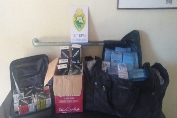 Polícia Militar apreende bagagens com produtos contrabandeados em abordagem a ônibus