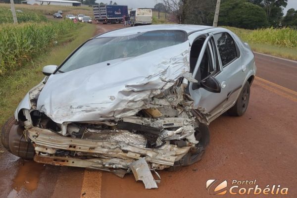 Grave colisão entre caminhão e Prisma deixa um ferido na rodovia PR-573, em Corbélia