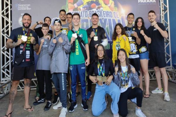 Atletas de Corbélia e Cascavel brilham no Campeonato Brasileiro de Kickboxing em Curitiba