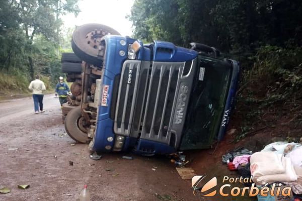 Caminhão tomba na PR-574 próximo à Penha em Corbélia