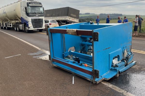 Peça se solta de caminhão e provoca acidente na BR 369 entre Cascavel e Corbélia