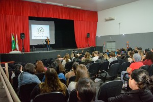 Em busca de melhorar o ambiente de trabalho servidores da saúde participam de palestra motivacional