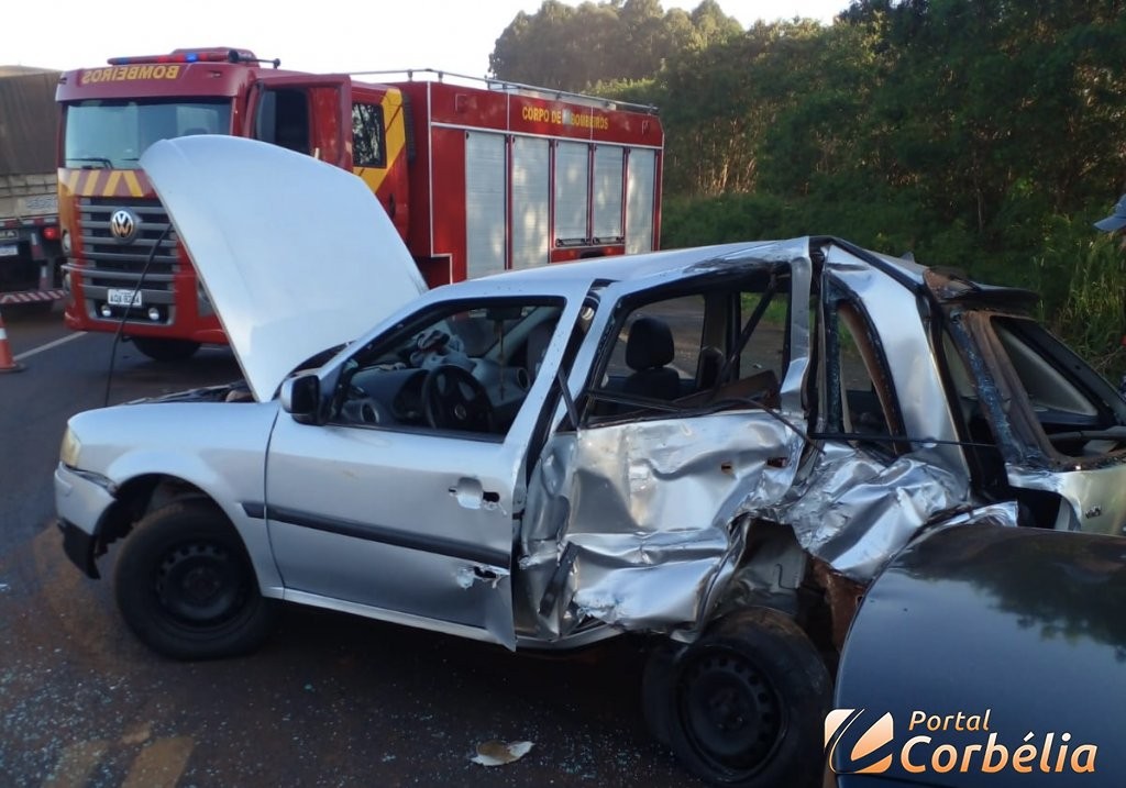 Colisão entre onibus e dois veículos interdita trânsito na BR-369 em Corbélia