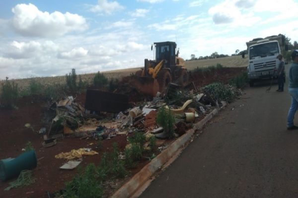 Prefeitura alerta moradores para descarte irregular de lixo em áreas públicas; atitude é crime ambiental