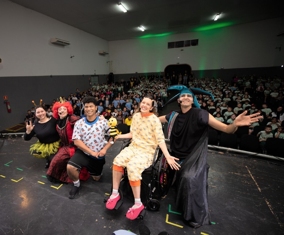 Sicredi apresenta peça teatral Zum Zum Zum para escolas de Corbélia