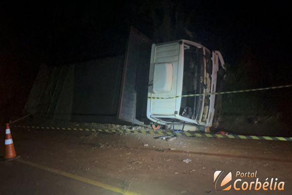 Homem morre e outras duas pessoas ficam em estado grave após tombamento de caminhão na PR-574 em Corbélia