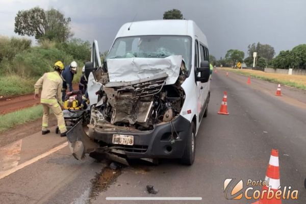 Colisão traseira entre veículos  deixa 5 feridos na BR-369 na Penha