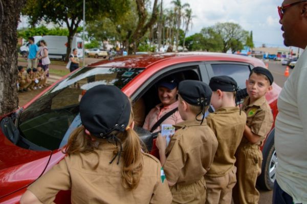 Na Semana do Trânsito projeto transformou crianças em Agentes da segurança viária e levou conscientização à motoristas