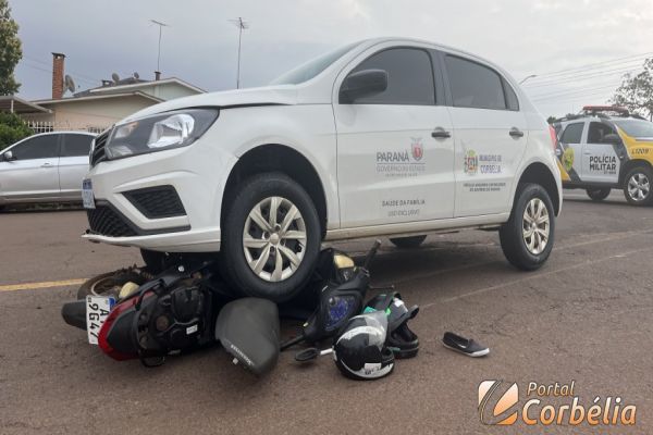 Moto para embaixo de veículo após colisão na Av São Paulo em Corbélia