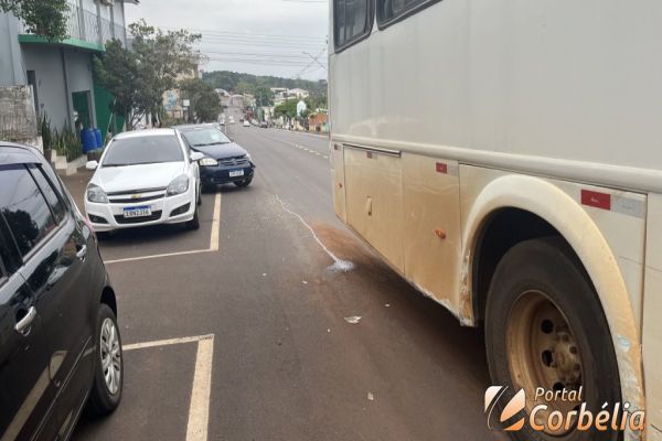 Fox atinge ônibus ao sair de estacionamento em Corbélia