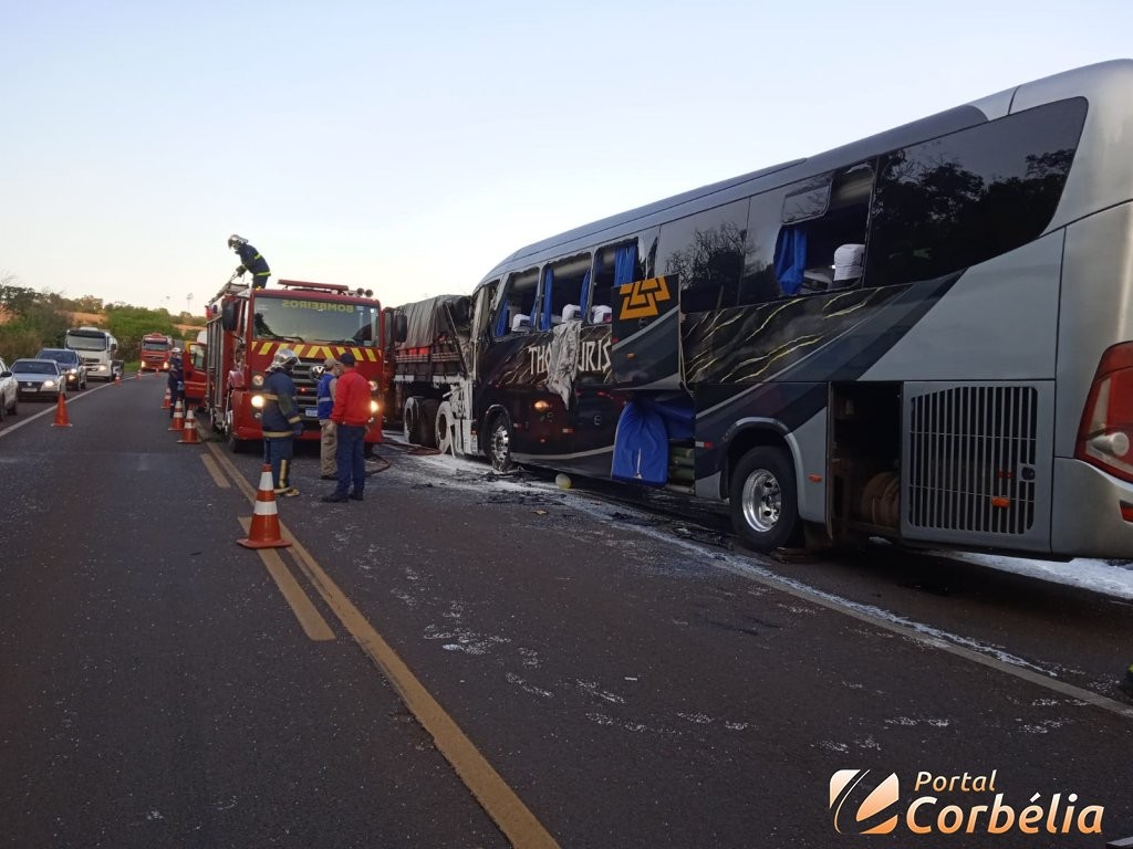 Grave acidente entre carreta e ônibus deixa vários feridos na BR-369