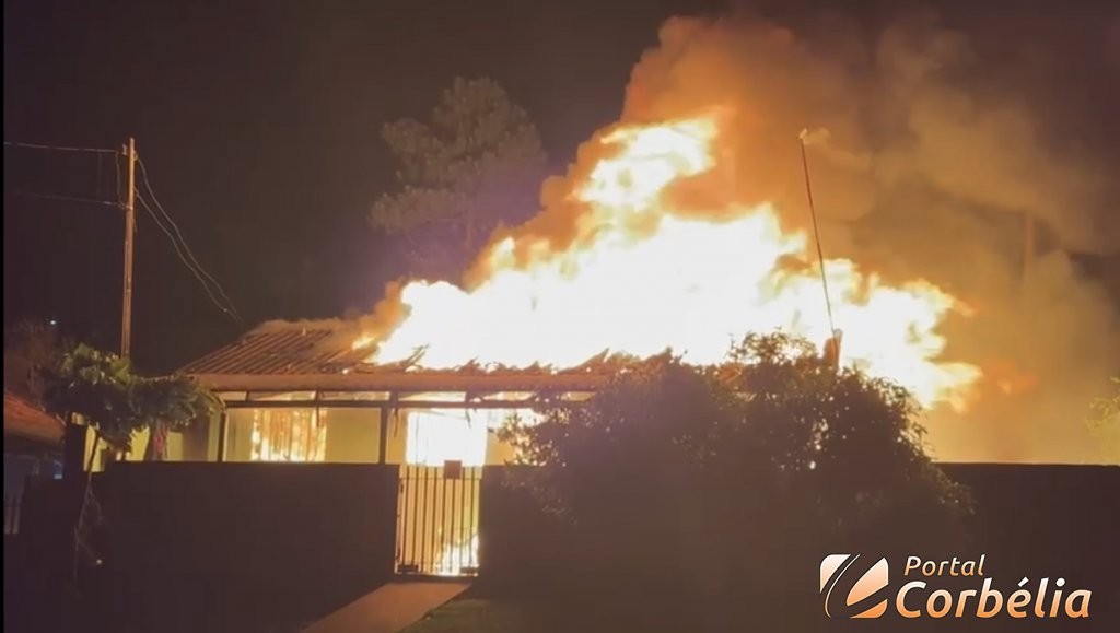 Casa fica destruída após incêndio  em Iguatu