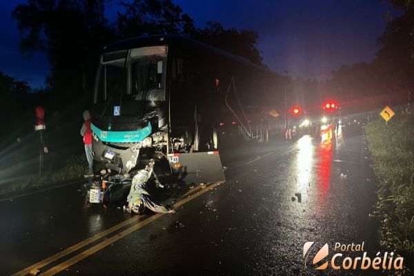 Motociclista morre em colisão com ônibus na PR-573