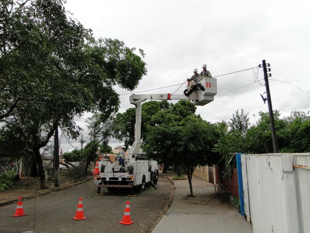 Equipes da Copel trabalham para restabelecer fornecimento de energia em todas as regiões