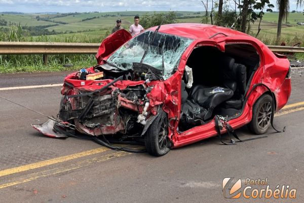 Quatro pessoas ficam gravemente feridas em violenta colisão frontal na BR-369 em Corbélia