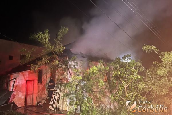 Incêndio destrói edificação na rua Primavera em Corbélia