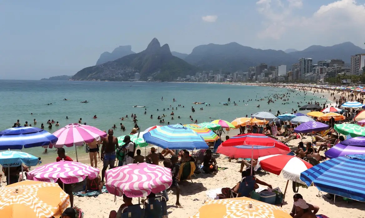 Verão começa com previsão de calor acima da média histórica