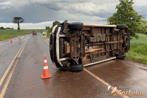 Van tomba após aquaplanagem em Ouro Verde do Piquiri durante forte chuva