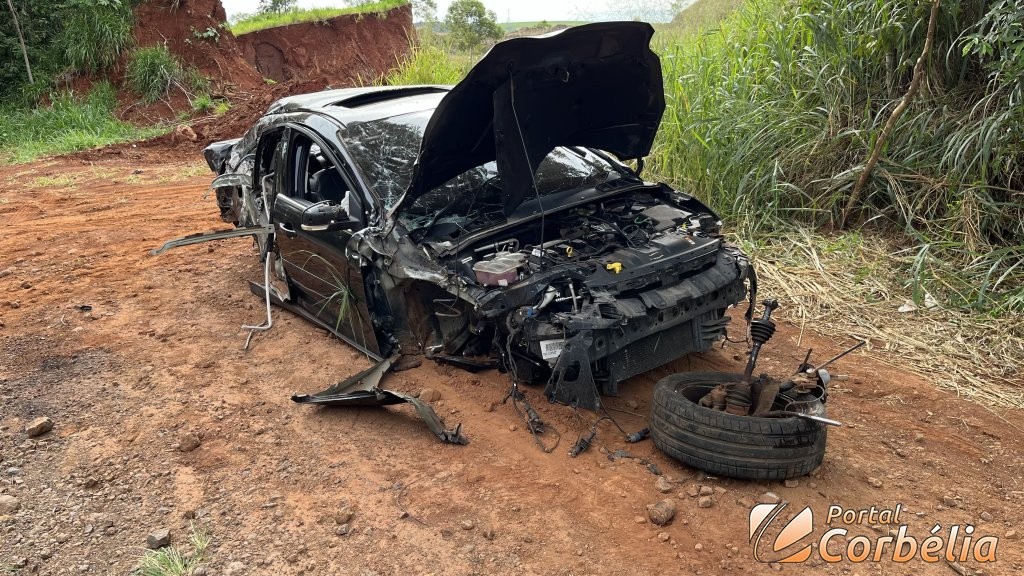 Carro fica totalmente destruído após saída de pista na PR-573, entre Corbélia e Braganey