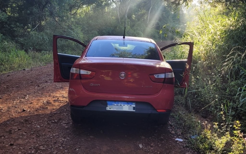 Equipe da Polícia Militar recupera veículo roubado em estrada rural