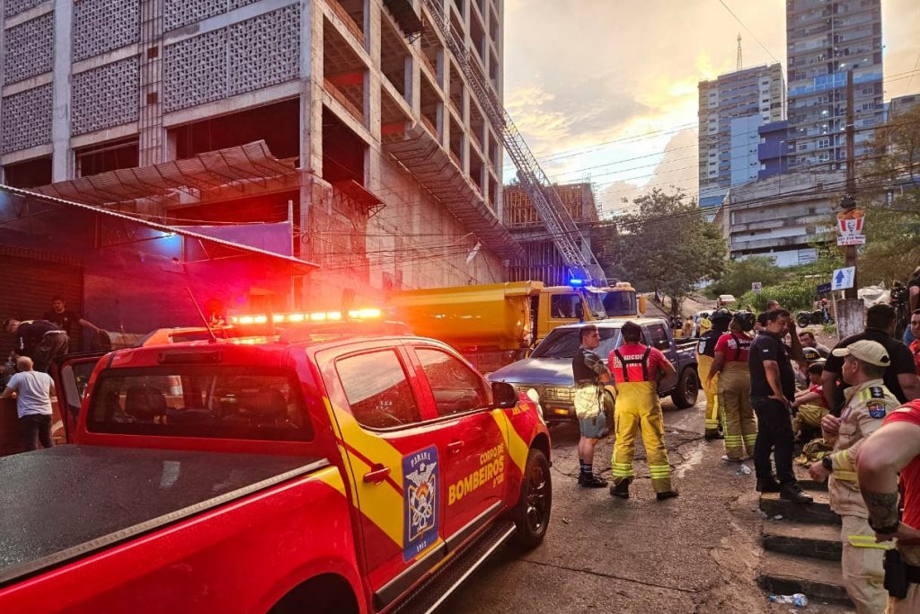 Bombeiros do Paraná ajudam a combater incêndio de grandes proporções no Paraguai