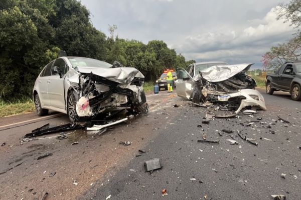 Três pessoas ficam feridas após colisão frontal na BR-369 em Cascavel