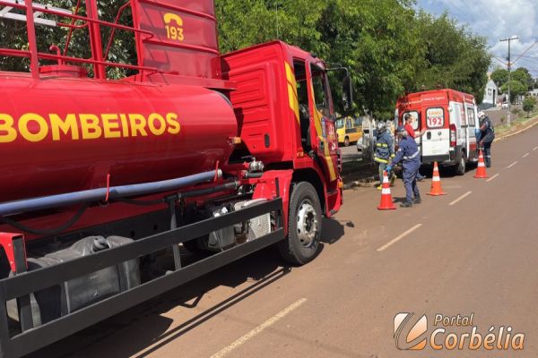 Homem fica prensado entre caminhões durante manutenção