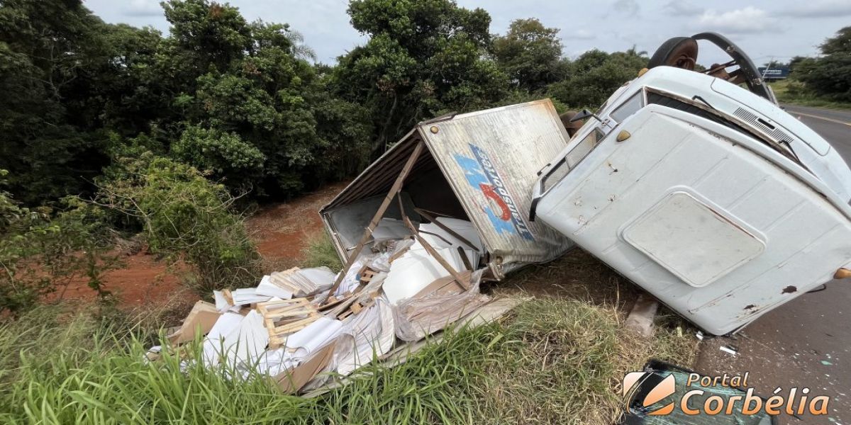 Caminhão tomba na BR-369 na Curva do S entre Cascavel e Corbélia