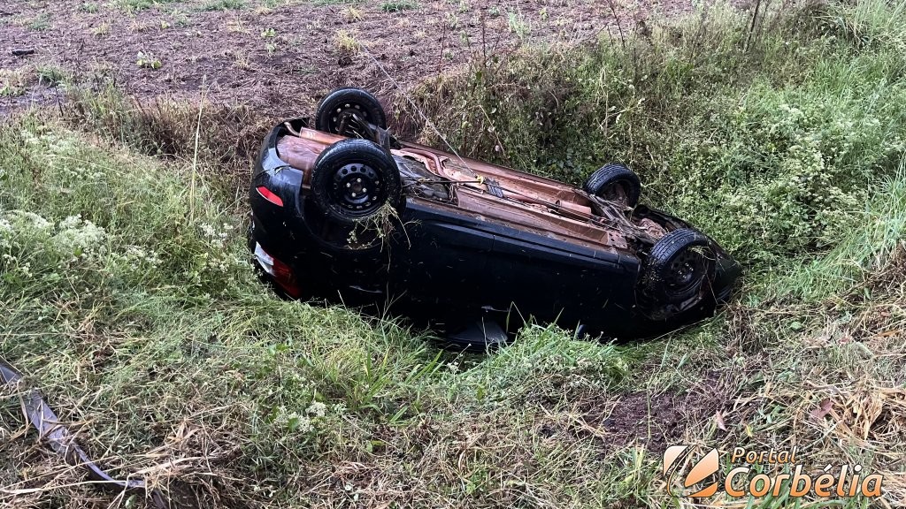 Fiesta capota após perder controle na BR-369 no distrito da Penha