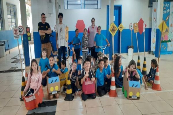 Projeto Anjos da Guarda: A Educação no Trânsito Salvando Vidas ensina crianças sobre segurança viária em Corbélia