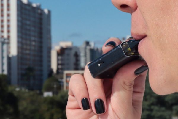 Estado alerta sobre riscos e proibições dos "vapes" e reforça disponibilidade de tratamento