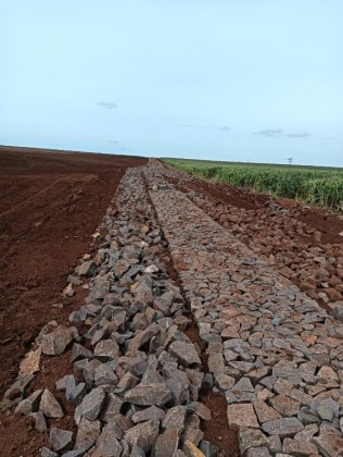 Obras de calçamento poliédrico na Estrada São Roque beneficiam agricultores em Corbélia