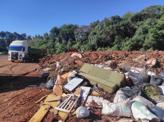 Equipes realizam recolha de resíduos após mutirão de limpeza em Corbélia