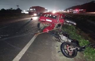 Tio e sobrinha ficam feridos em colisão entre carro e moto na BR-369 em Cascavel