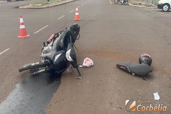 Colisão entre Ford KA e moto é registrado na Avenida Paraná