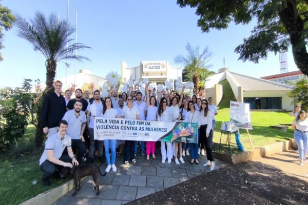 2ª Caminhada do Meio-Dia reúne 150 pessoas em Corbélia contra o feminicídio