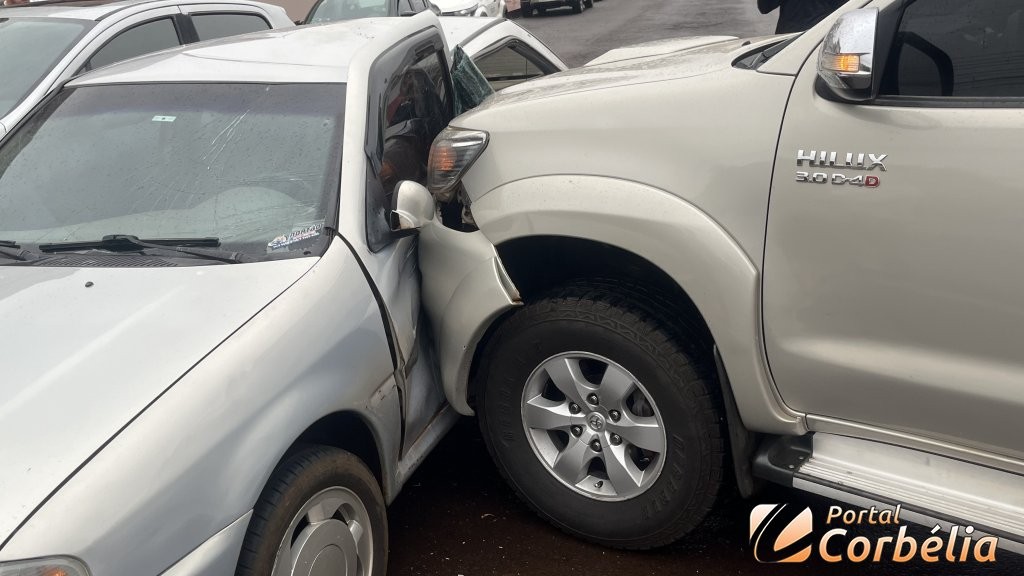 Homem fica ferido em colisão entre veículos na Avenida Santa Catarina em Corbélia