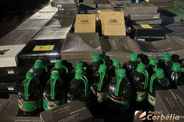 Patrulha Rural apreende carga irregular de azeite e vinho em caminhão abordado em Corbélia