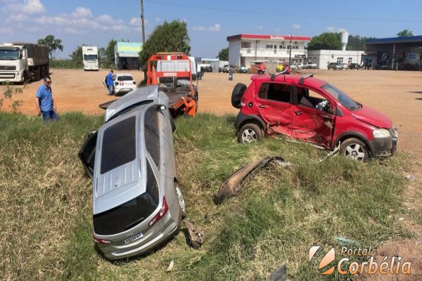 Mulher e duas crianças ficam feridas em grave colisão frontal na BR-369, em Cascavel