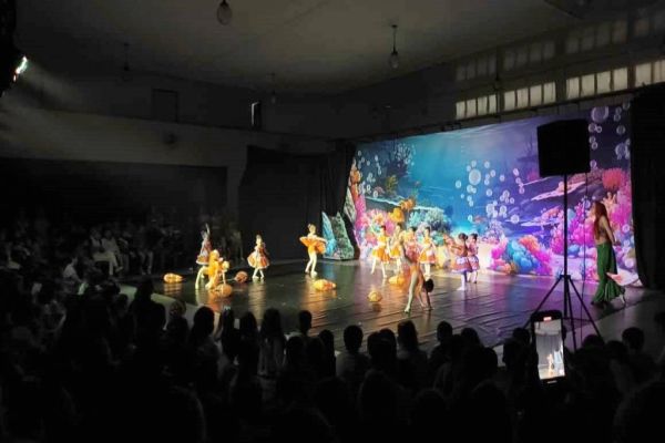 O Fundo do Mar encanta estudantes em Corbélia e celebra 30 anos da Escola de Dança Fluir