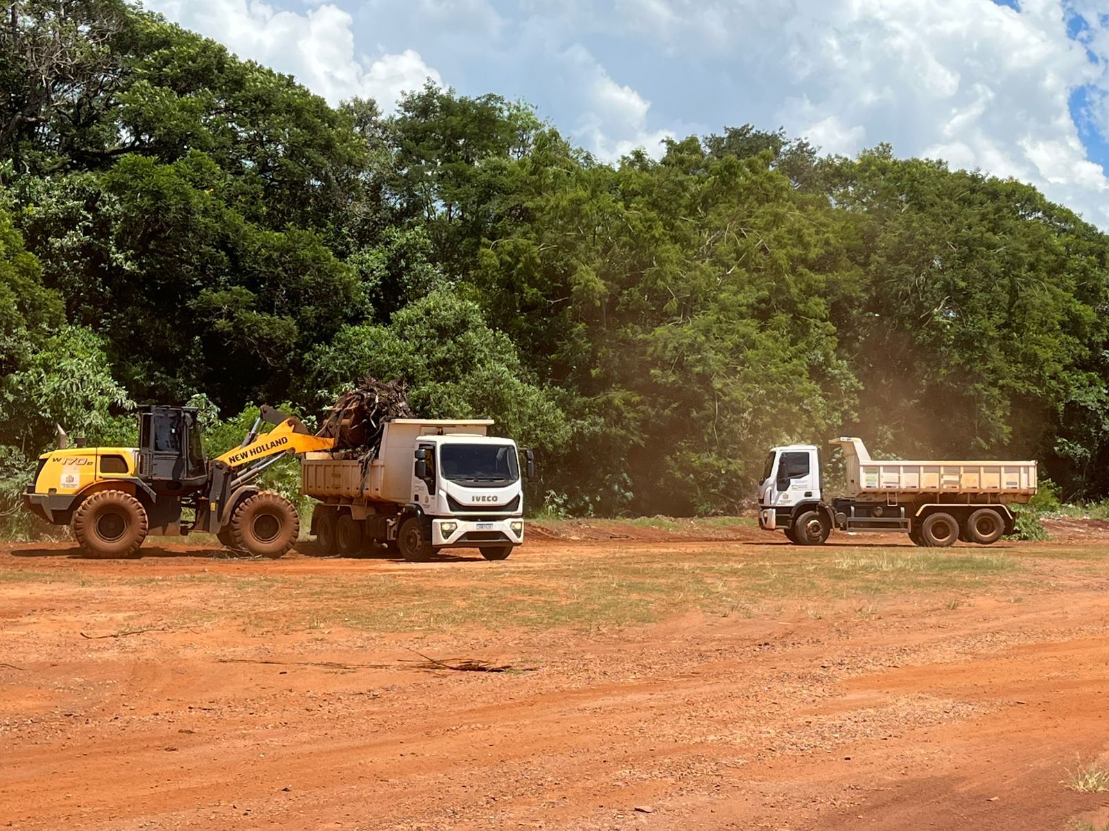 Limpeza concluída na parte externa do Centro de Eventos de Corbélia: Espaço preparado para grandes atividades