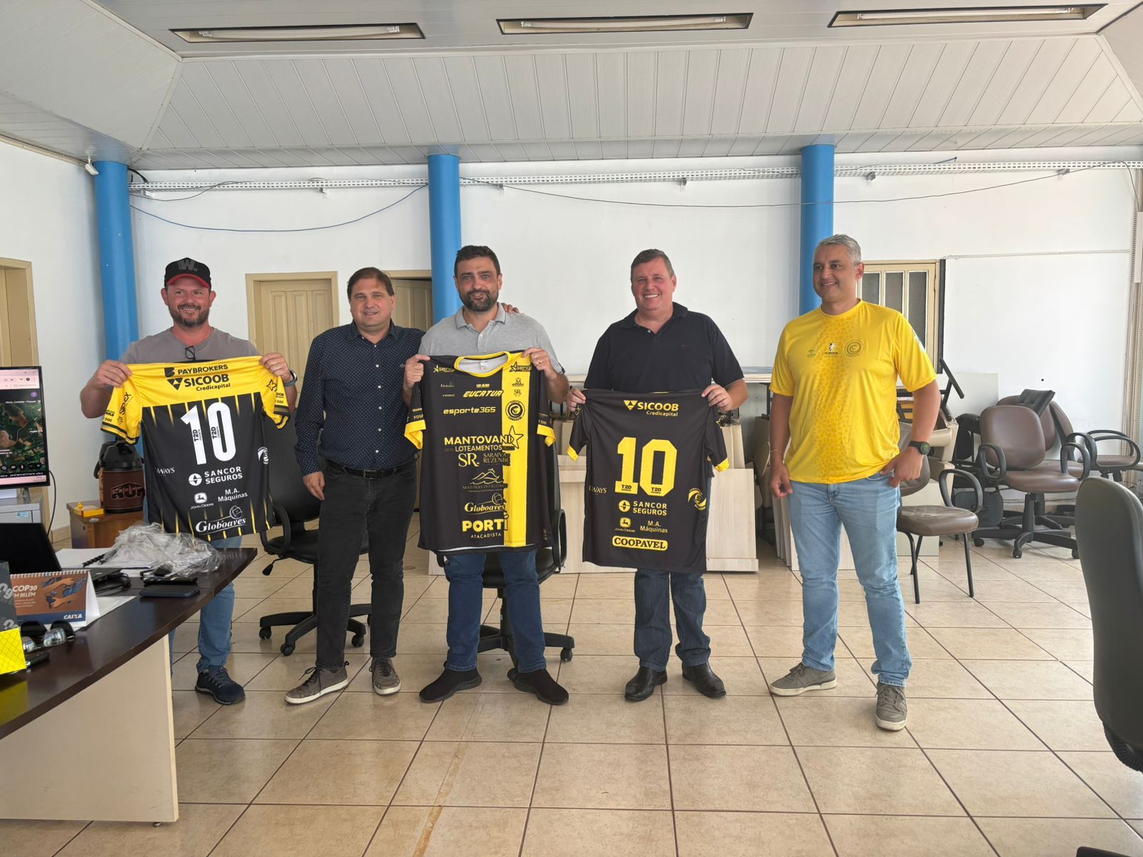 Prefeitura Municipal e FC Cascavel fecham parceria para escolinha de futebol em Corbélia