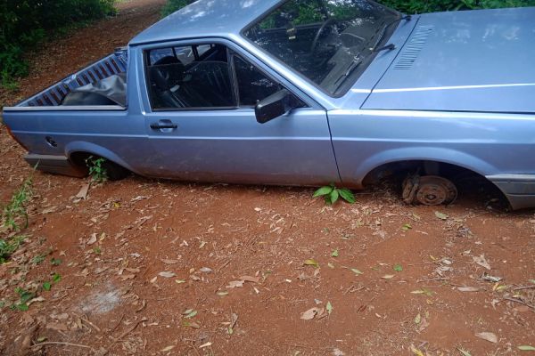 Imagem referente a notícia: Veículo furtado em Cafelândia é encontrado abandonado em área de mata em Corbélia